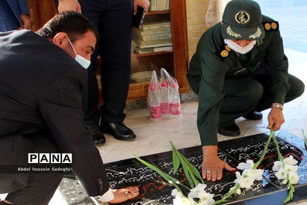 تجدید میثاق معاون پرورشی و فرهنگی اداره کل آموزش و پرورش استان بوشهر با شهدای دانش آموز و فرهنگی