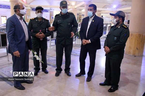 تجدید میثاق معاون پرورشی و فرهنگی اداره کل آموزش و پرورش استان بوشهر با شهدای دانش آموز و فرهنگی