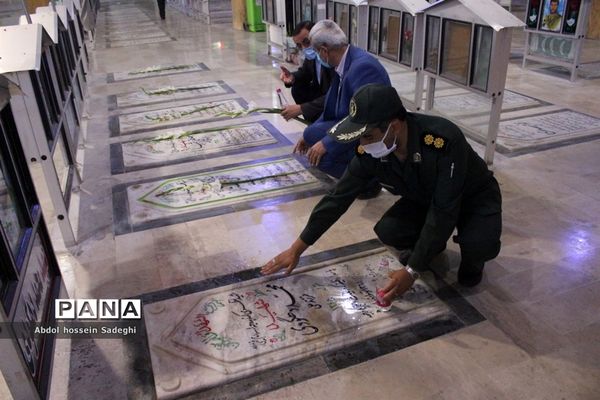 تجدید میثاق معاون پرورشی و فرهنگی اداره کل آموزش و پرورش استان بوشهر با شهدای دانش آموز و فرهنگی