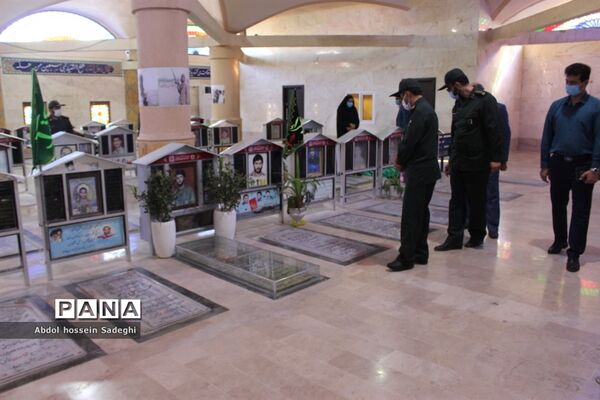 تجدید میثاق معاون پرورشی و فرهنگی اداره کل آموزش و پرورش استان بوشهر با شهدای دانش آموز و فرهنگی