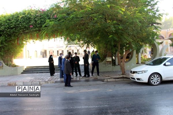 تجدید میثاق معاون پرورشی و فرهنگی اداره کل آموزش و پرورش استان بوشهر با شهدای دانش آموز و فرهنگی