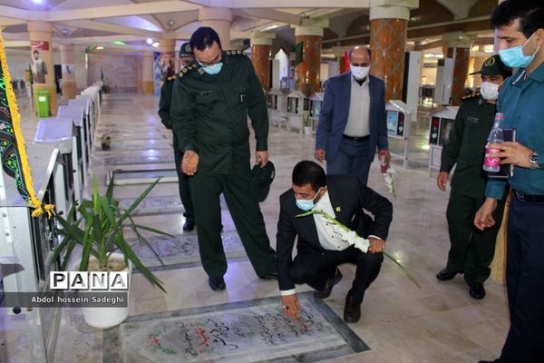 تجدید میثاق معاون پرورشی و فرهنگی اداره کل آموزش و پرورش استان بوشهر با شهدای دانش آموز و فرهنگی