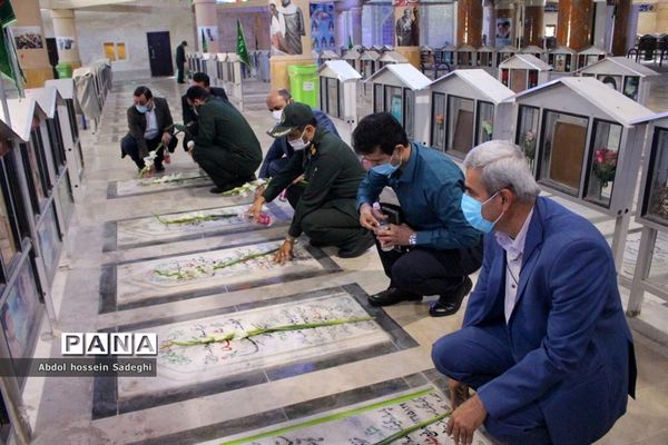 تجدید میثاق معاون پرورشی و فرهنگی اداره کل آموزش و پرورش استان بوشهر با شهدای دانش آموز و فرهنگی