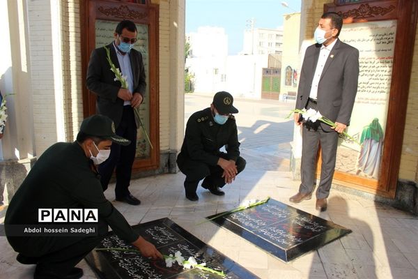 تجدید میثاق معاون پرورشی و فرهنگی اداره کل آموزش و پرورش استان بوشهر با شهدای دانش آموز و فرهنگی