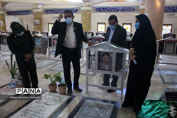 تجدید میثاق معاون پرورشی و فرهنگی اداره کل آموزش و پرورش استان بوشهر با شهدای دانش آموز و فرهنگی