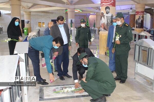 تجدید میثاق معاون پرورشی و فرهنگی اداره کل آموزش و پرورش استان بوشهر با شهدای دانش آموز و فرهنگی