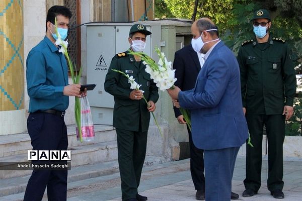 تجدید میثاق معاون پرورشی و فرهنگی اداره کل آموزش و پرورش استان بوشهر با شهدای دانش آموز و فرهنگی