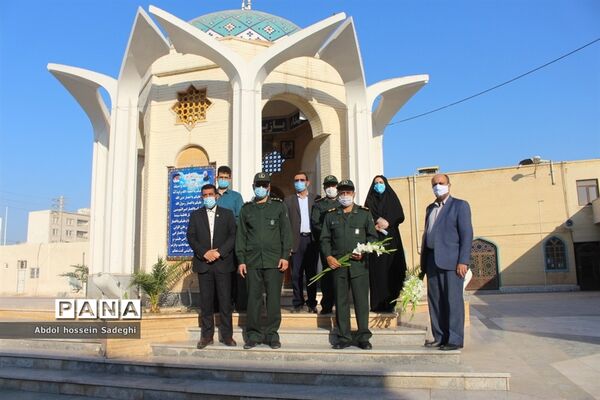 تجدید میثاق معاون پرورشی و فرهنگی اداره کل آموزش و پرورش استان بوشهر با شهدای دانش آموز و فرهنگی