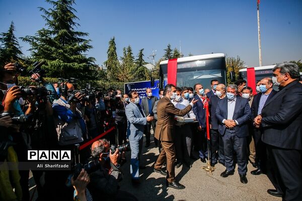 آیین بهره برداری از ۱۰۰ دستگاه اتوبوس و مینی بوس جدید در ناوگان حمل و‌نقل تهران