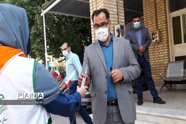 توزیع گل توسط دانش آموز پیشتاز دبیرستان هیات امنایی پاینده بمناسبت میلاد پیامبر (ص)