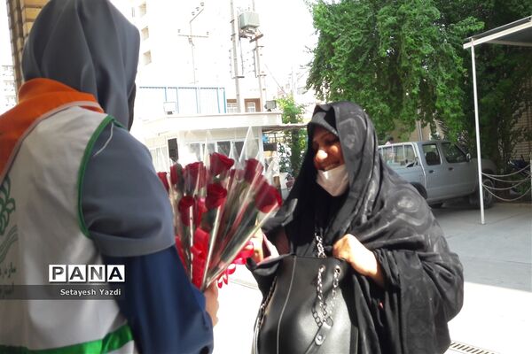 توزیع گل توسط دانش آموز پیشتاز دبیرستان هیات امنایی پاینده بمناسبت میلاد پیامبر (ص)