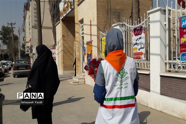 توزیع گل توسط دانش آموز پیشتاز دبیرستان هیات امنایی پاینده بمناسبت میلاد پیامبر (ص)
