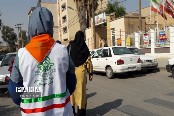 توزیع گل توسط دانش آموز پیشتاز دبیرستان هیات امنایی پاینده بمناسبت میلاد پیامبر (ص)