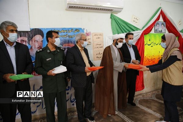نواختن زنگ استکبار ستیزی در مدارس اهرم