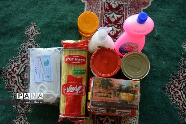 بسته بندی مواد غذایی برای توزیع میان افراد نیازمند در بیرجند