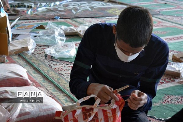 بسته بندی مواد غذایی برای توزیع میان افراد نیازمند در بیرجند