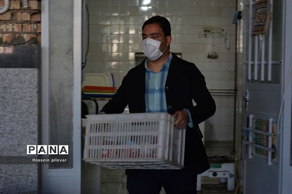 بسته بندی مواد غذایی برای توزیع میان افراد نیازمند در بیرجند