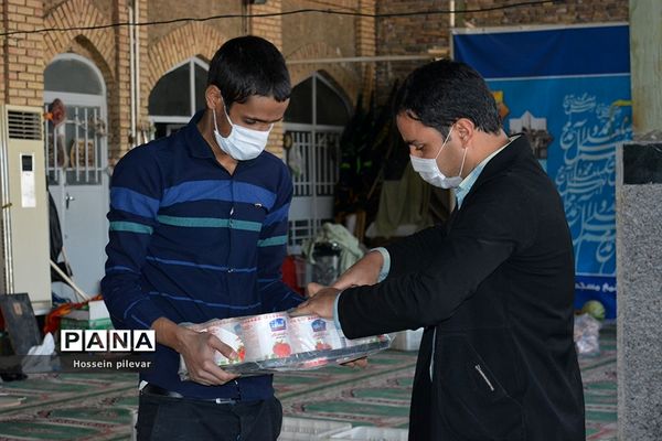 بسته بندی مواد غذایی برای توزیع میان افراد نیازمند در بیرجند