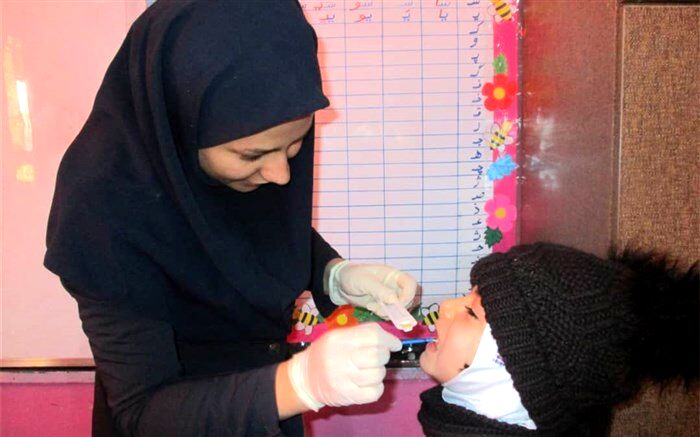 کاهش پوسیدگی دندان در کودکان و نوجوانان با وارنیش فلوراید تراپی