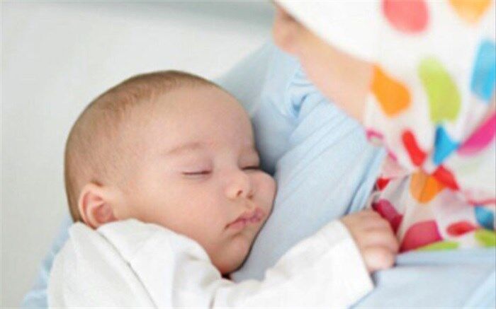 آیا کودک می‌تواند از شیر مادر مبتلا به‌ کرونا تغذیه‌ کند؟