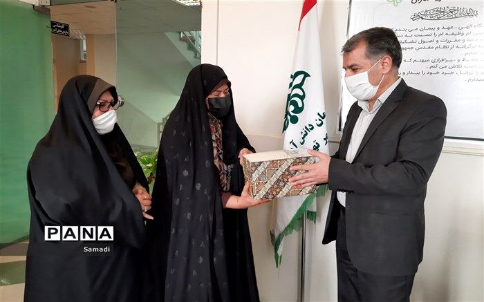 قدردانی از مدارس فعال در  انتخابات شورای دانش آموزی منطقه ۱۳