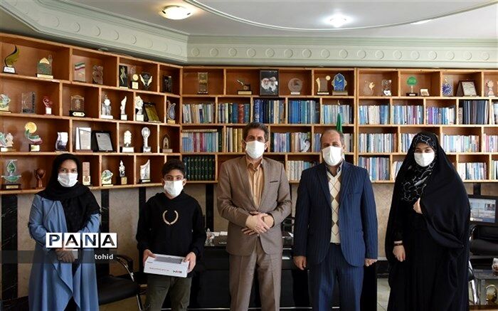 اهدا تبلت به دانش آموز کولبر پاوه ای توسط سازمان دانش آموزی استان کرمانشاه