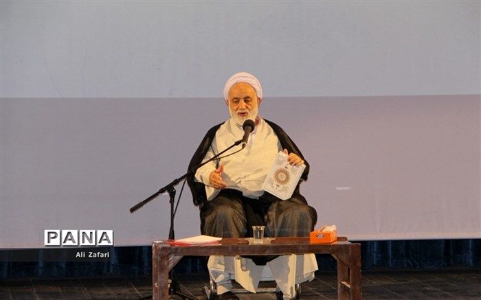 محسن قرائتی: معلم، نجات دهنده انسان است