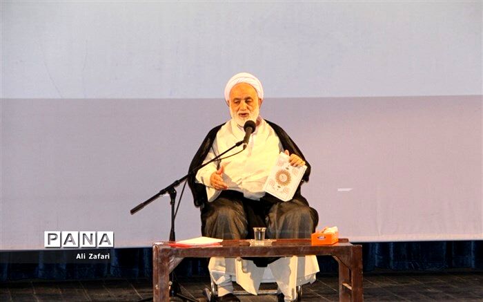 محسن قرائتی: معلم، نجات دهنده انسان است