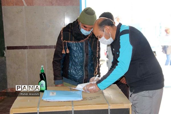 دستان مهر ورز گل لبخند رابرلبان زوج های خوسفی آورد