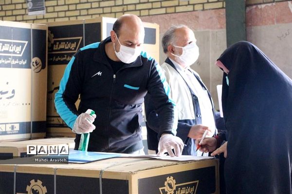 دستان مهر ورز گل لبخند رابرلبان زوج های خوسفی آورد