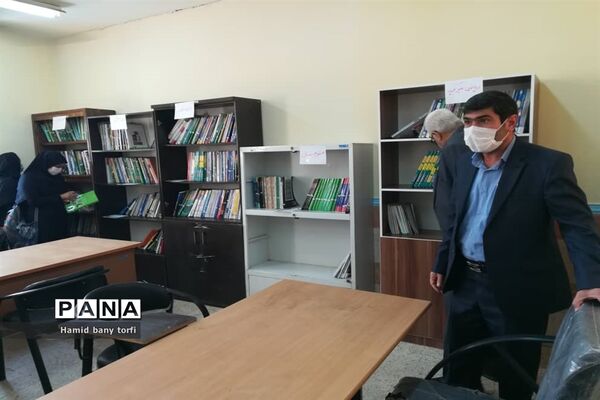 نواختن زنگ کتاب و کتابخوانی بصورت نمادین درهنرستان ولایت شهرستان حمیدیه