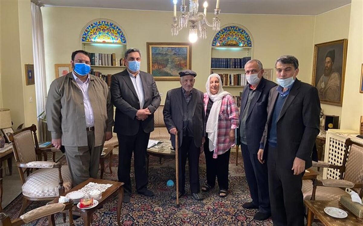 بازدید احمد مسجدجامعی و شهردار تهران از منزل «مهدی محقق» و «نوش‌آفرین انصاری»