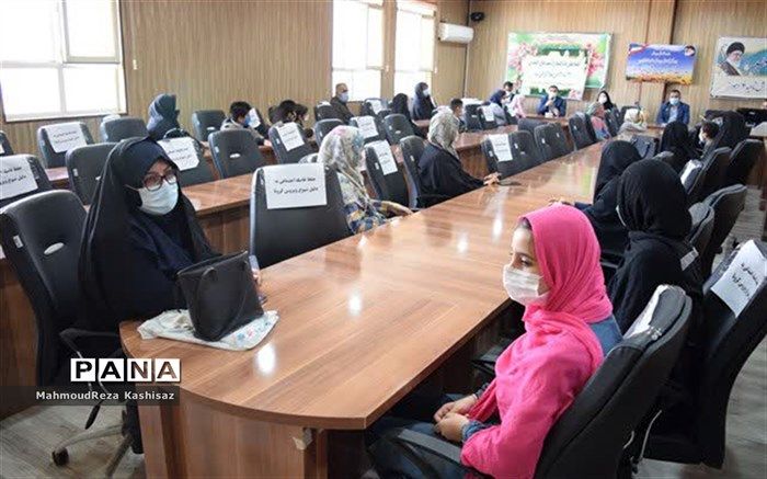  تجلیل از دانش آموزان برتر جشنواره کشوری " هر خانواده یک کانون یاریگر زندگی