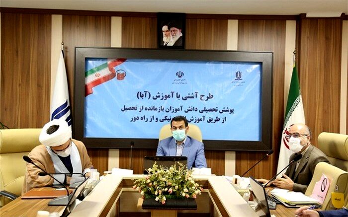 بازماندگان از تحصیل هم آنلاین در کلاس درس می‌نشینند