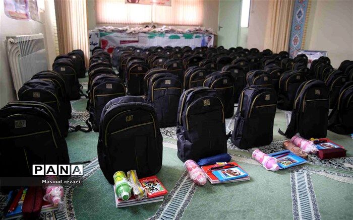 ۲۰۰بسته آموزشی در قالب کمک های مومنانه بین دانش آموزان بی بضاعت منطقه میانه توزیع شد