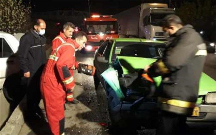 نجات  سرنشینان گرفتار در سانحه تصادف خودرو