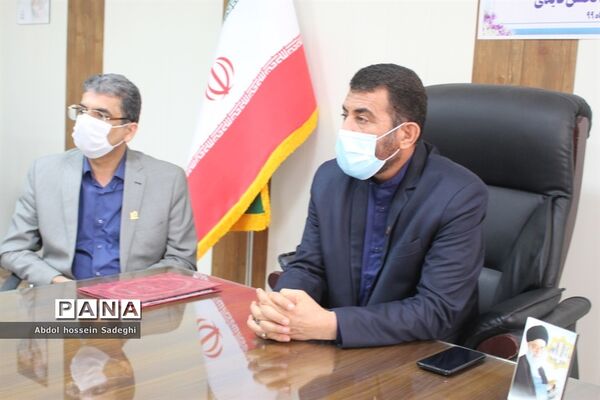 تجلیل از معلم نیک اندیش بردخونی توسط معاون پرورشی و فرهنگی استان بوشهر
