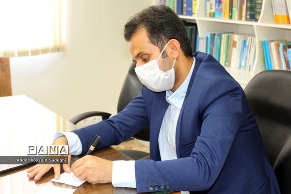 تجلیل از معلم نیک اندیش بردخونی توسط معاون پرورشی و فرهنگی استان بوشهر
