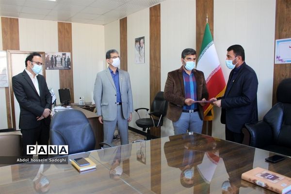 تجلیل از معلم نیک اندیش بردخونی توسط معاون پرورشی و فرهنگی استان بوشهر