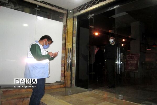 گشت شبانه تیم بازرسی ستاد کرونا شهرستان اسلامشهر از مراکز گروه چهارم شغلی