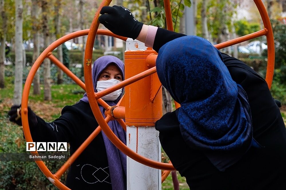 ورزش در پارک زیر سایه کرونا