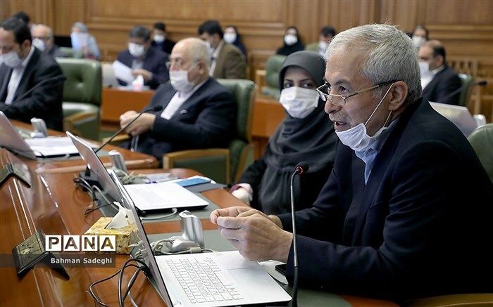 واقعا فکر می‌کنید مشکل حمل و نقل عمومی با دو واگن مترو و 100 اتوبوس حل می‌شود؟