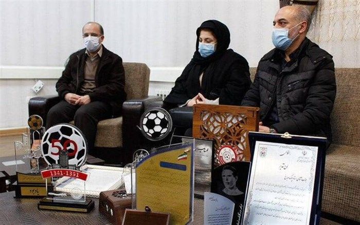 لوح‌های قهرمانی «صباغ» به موزه فوتبال آذربایجان اهدا شد