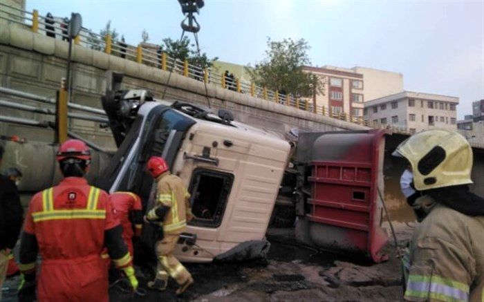 جزئیات واژگونی تریلر در بزرگراه امام علی(ع)