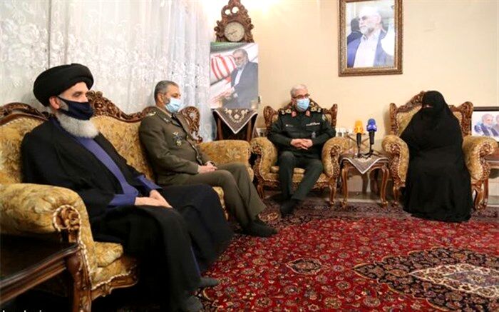 تقدیم نشان درجه یک نصر به دانشمند شهید محسن فخری‌زاده