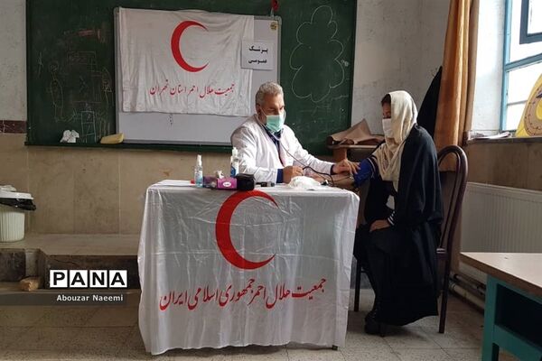 استقرار کاروان سلامت جمعیت هلال احمر پاکدشت در روستای حاجی آباد