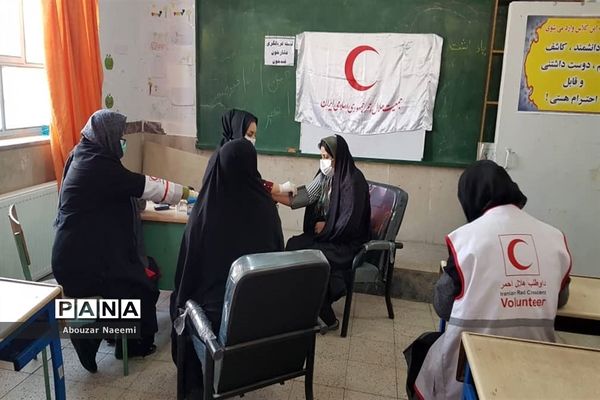 استقرار کاروان سلامت جمعیت هلال احمر پاکدشت در روستای حاجی آباد