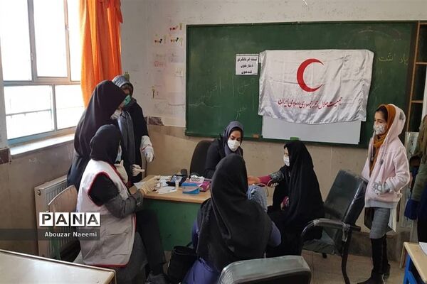 استقرار کاروان سلامت جمعیت هلال احمر پاکدشت در روستای حاجی آباد