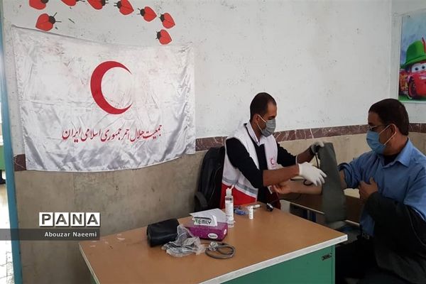 استقرار کاروان سلامت جمعیت هلال احمر پاکدشت در روستای حاجی آباد