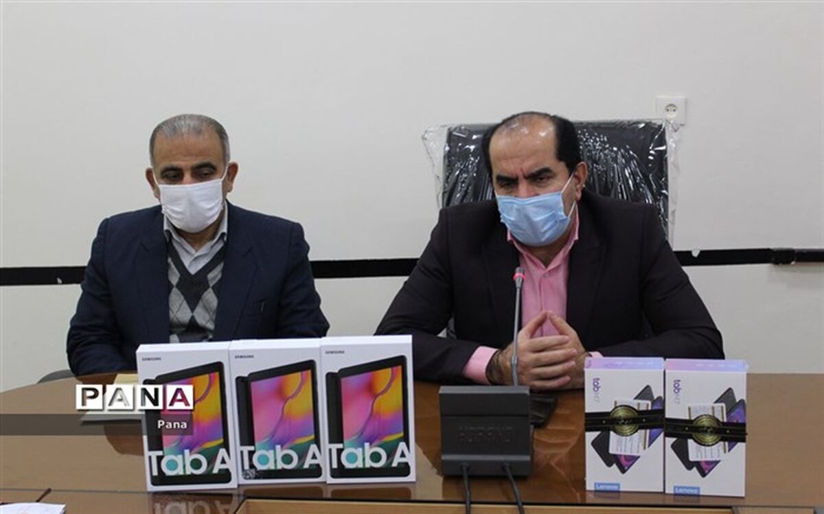 ۵ تبلت آموزشی به دانش‌آموزان محمودآباد اهدا شد